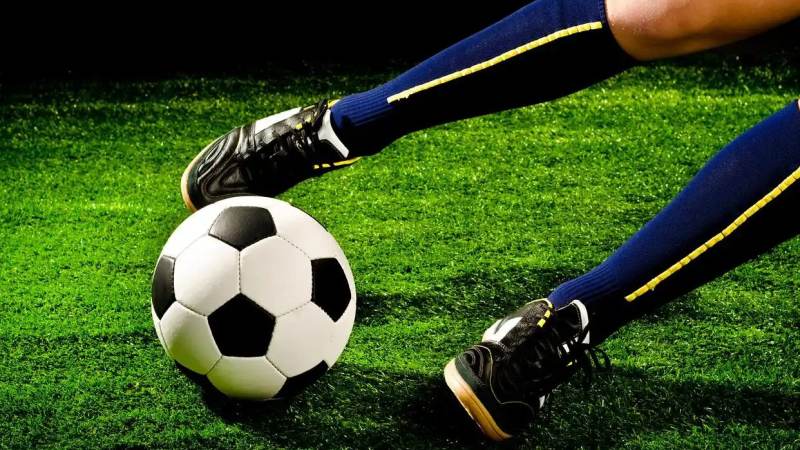 控球打法与防守反击体系各有什么特点